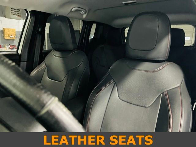 Used 2019 Jeep Renegade Latitude w/ Cold Weather Group image 3