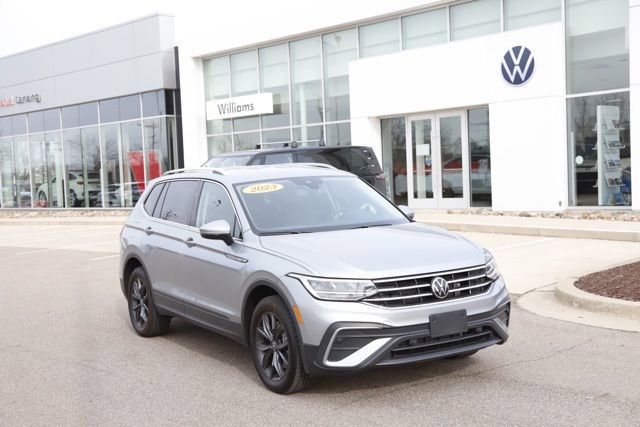 Used 2023 Volkswagen Tiguan SE image 1