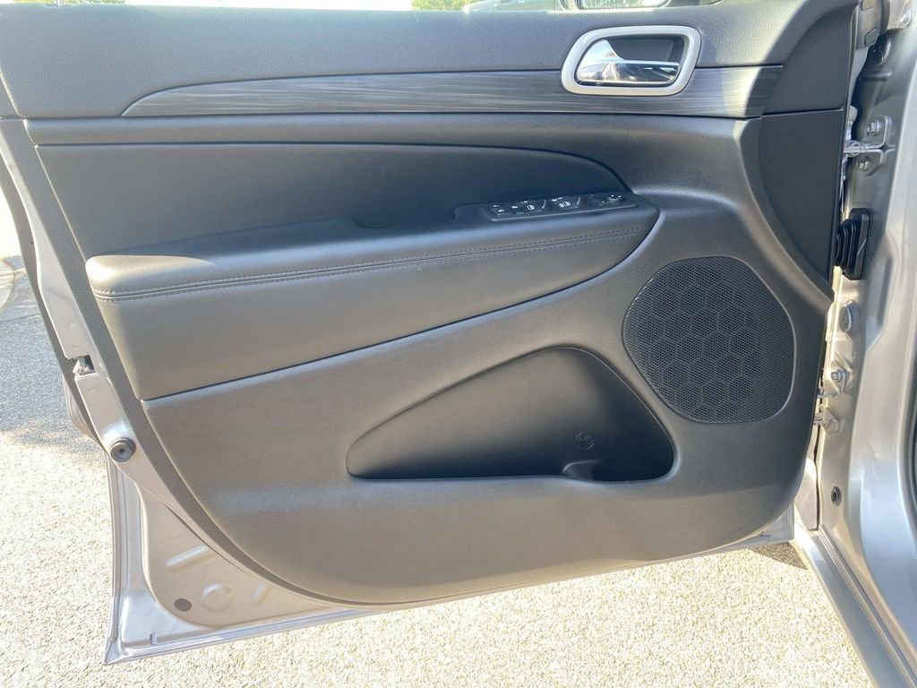 Used 2021 Jeep Grand Cherokee Laredo RWD image 16