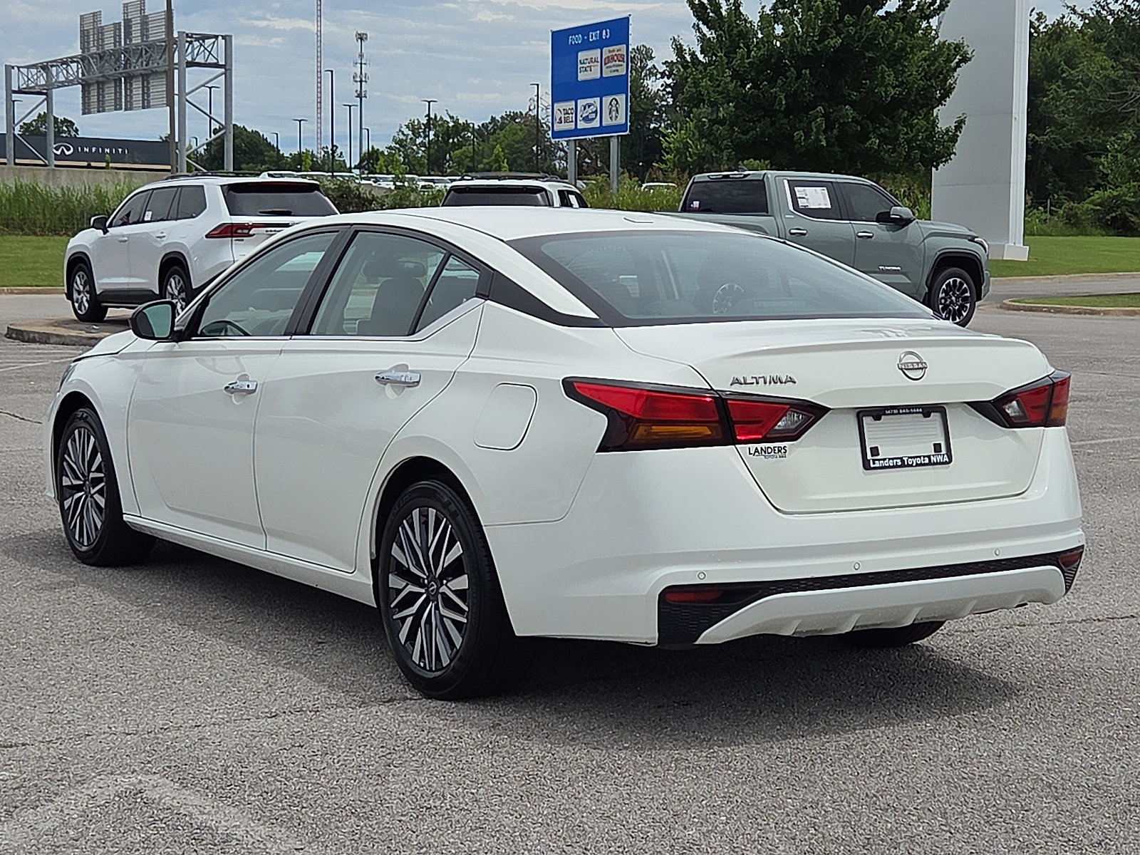 Used 2025 Nissan Altima 2.5 SV FWD image 4