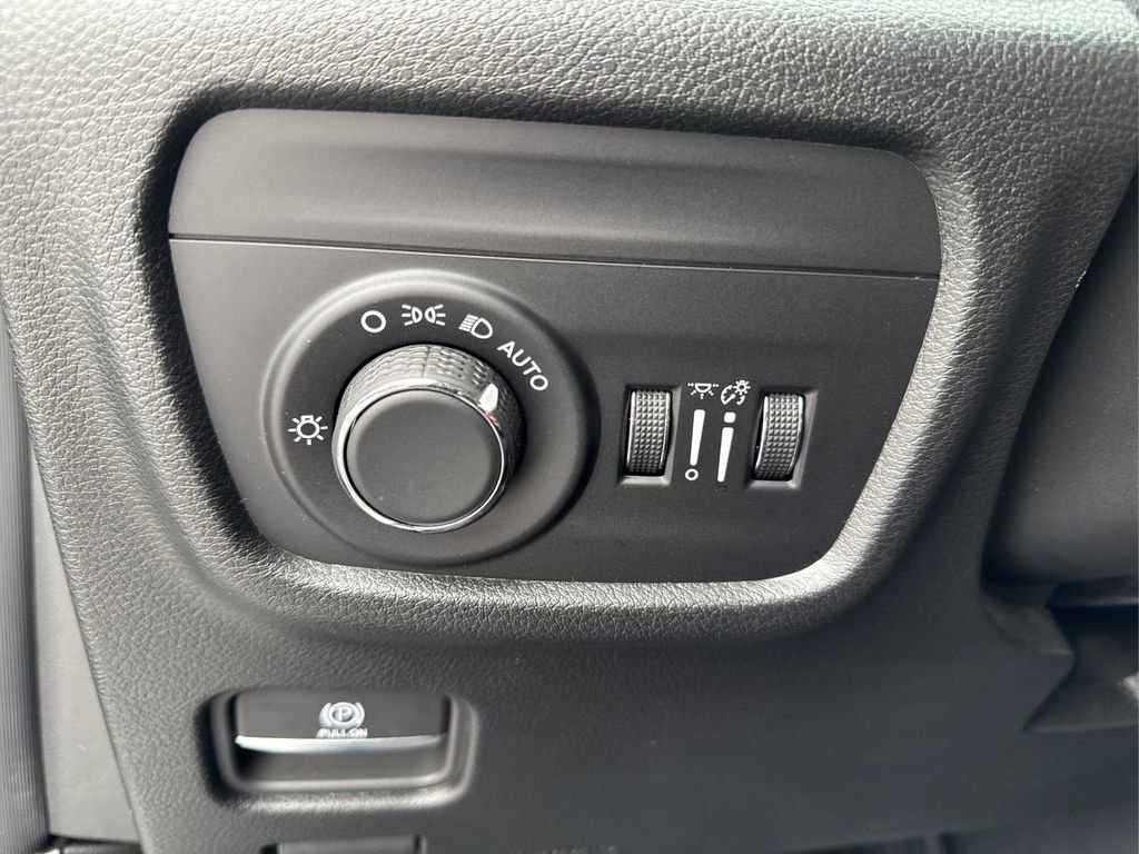 Used 2025 Jeep Grand Cherokee L Laredo w/ Luxury Tech Group I image 26