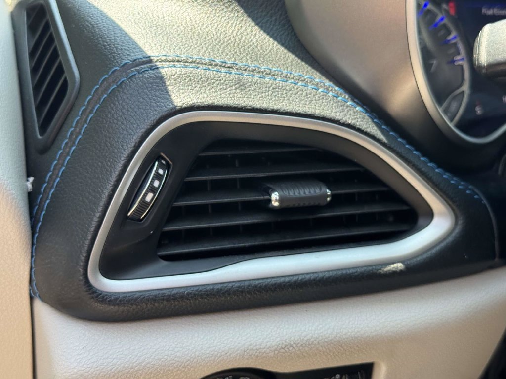 Used 2021 Chrysler Pacifica Touring-L FWD image 20