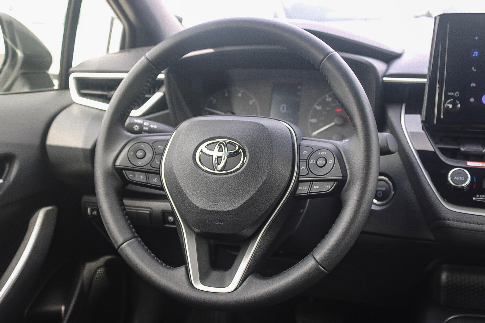 Used 2025 Toyota Corolla SE w/ Convenience Package image 16