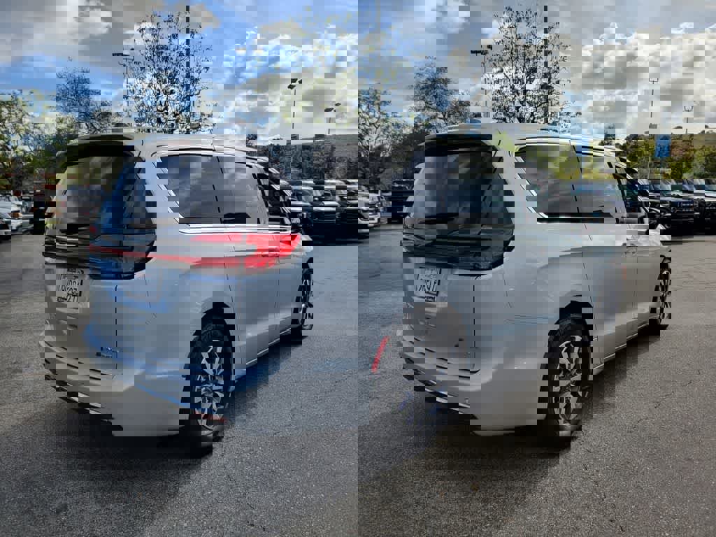 Used 2023 Chrysler Pacifica Touring-L image 7