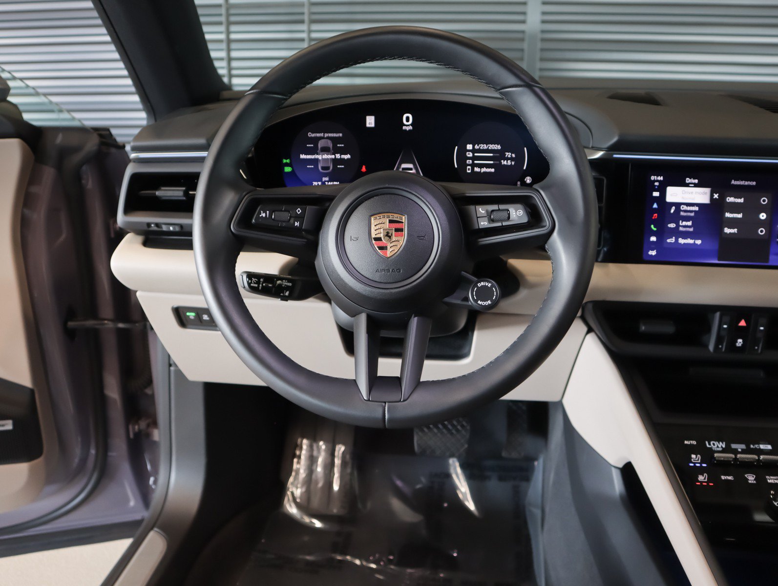 Certified 2025 Porsche Macan Electric RWD image 15