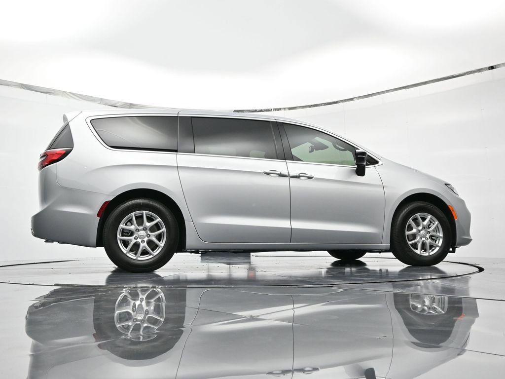 New 2026 Chrysler Pacifica Select FWD image 21