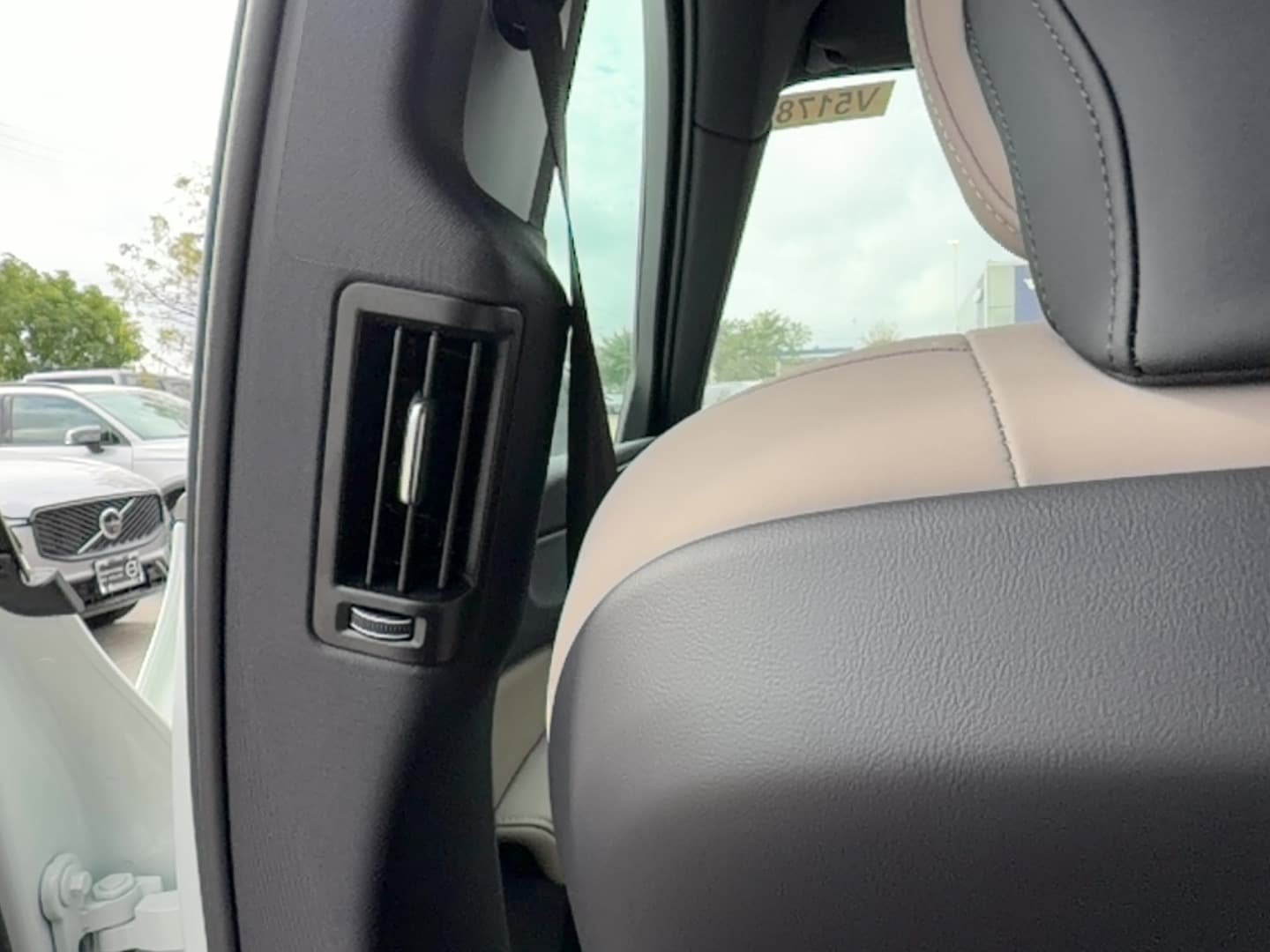 New 2027 Volvo XC60 B5 Core AWD/4WD image 17
