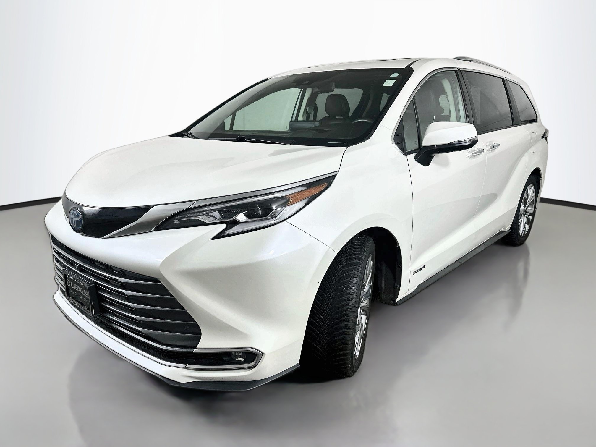 Used 2021 Toyota Sienna Platinum FWD image 3