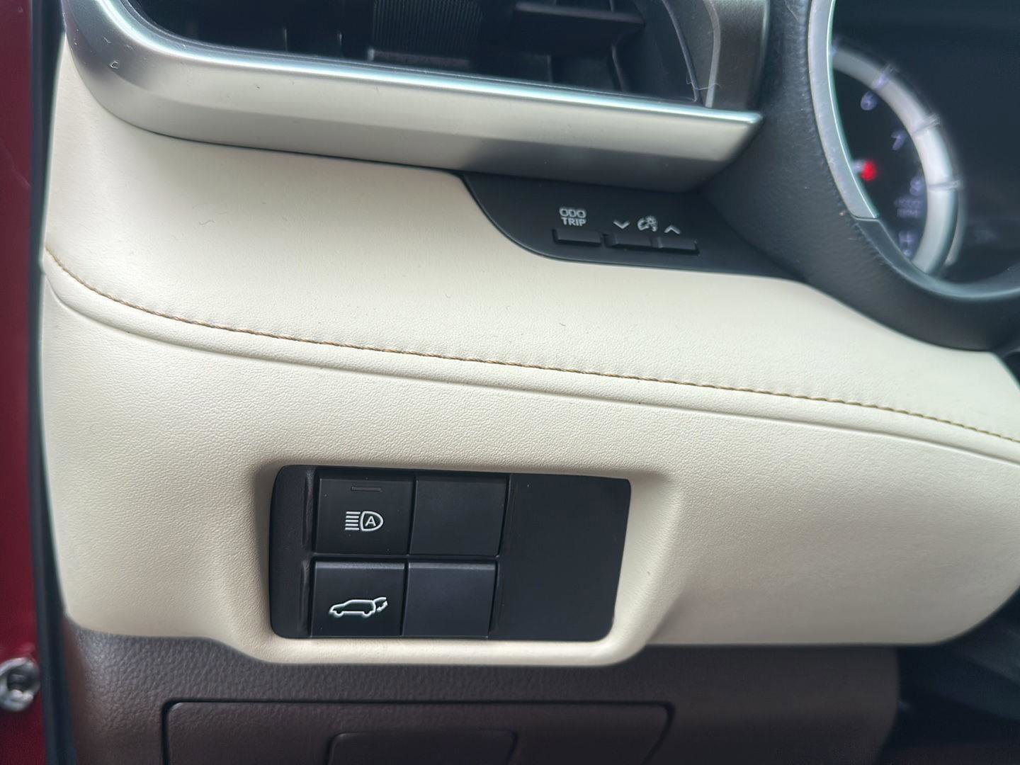 Used 2022 Toyota Highlander XLE AWD/4WD image 10