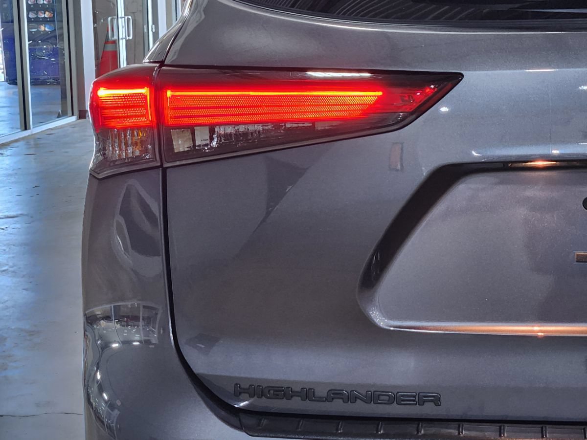 Used 2022 Toyota Highlander L FWD image 20