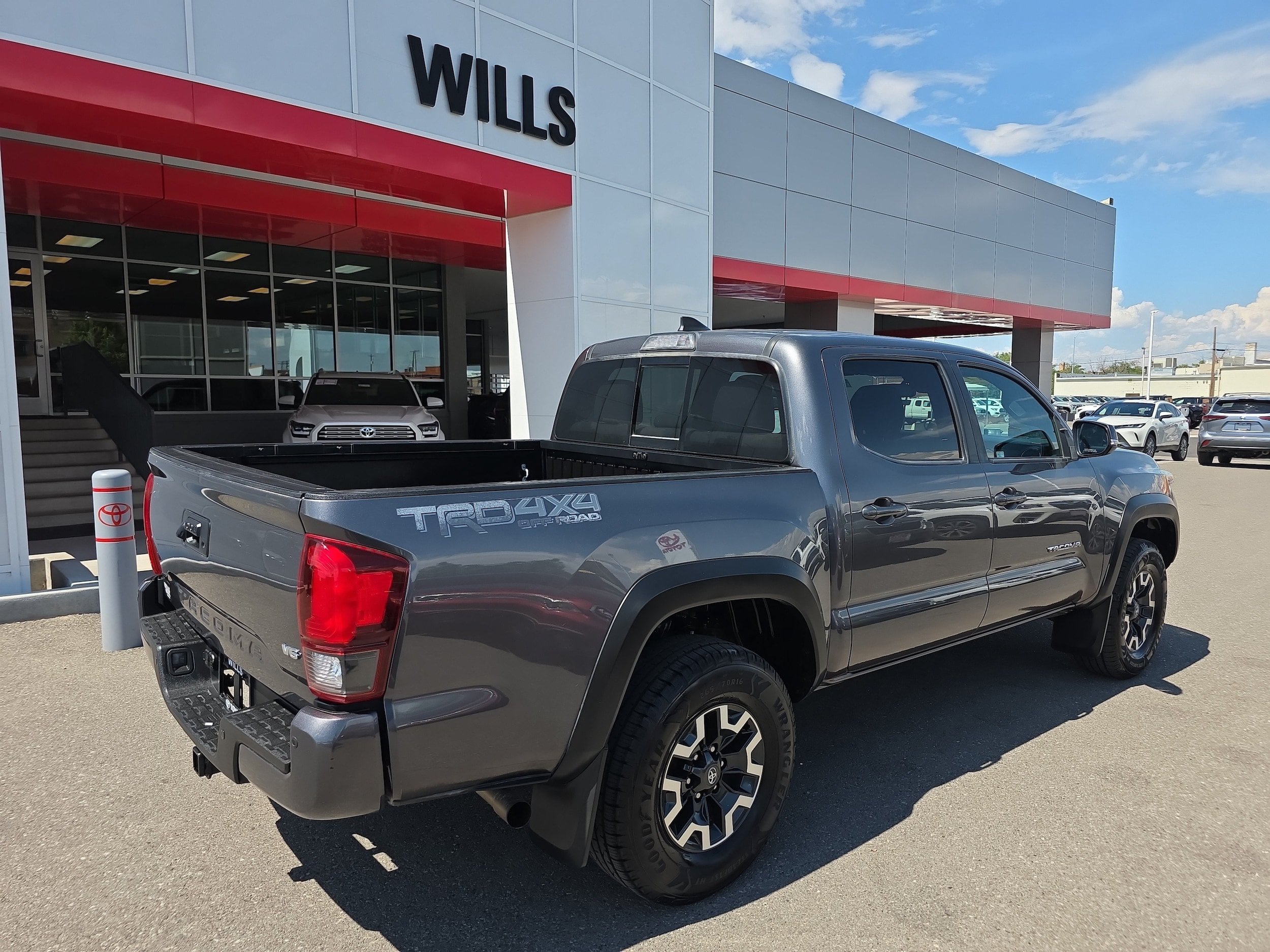 Used 2019 Toyota Tacoma TRD Off-Road w/ Technology Package AWD/4WD image 8