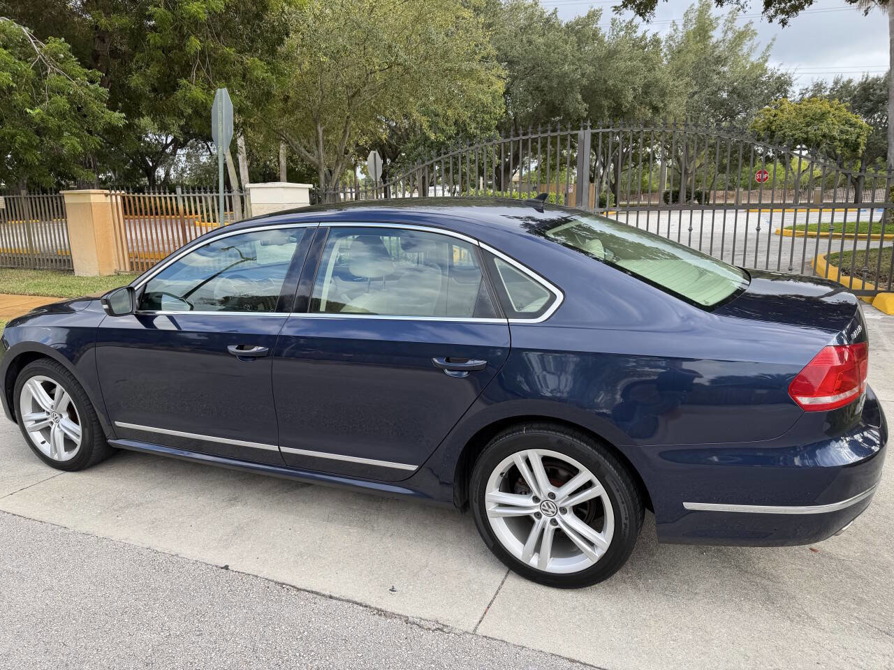 Used 2013 Volkswagen Passat 3.6 SEL Premium image 13