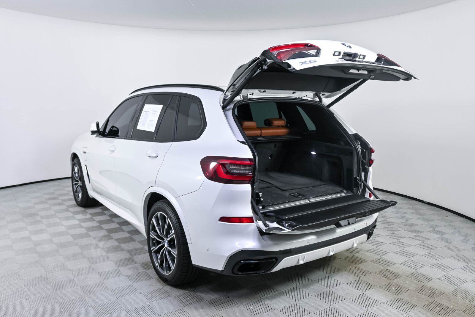 Used 2022 BMW X5 xDrive45e w/ M Sport Package AWD/4WD image 31