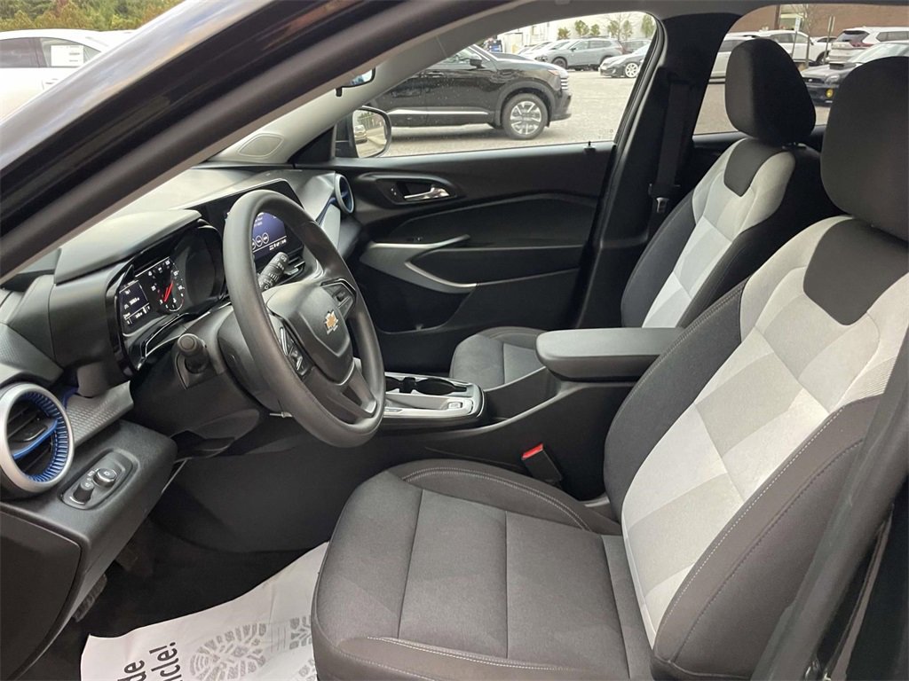 Used 2025 Chevrolet Trax LS w/ LS Convenience Package image 13