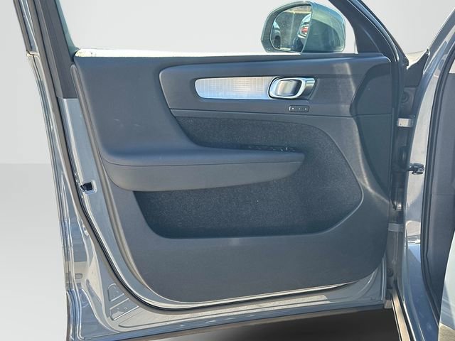 Used 2021 Volvo XC40 T4 Momentum w/ Premium Package image 13
