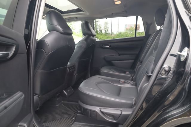 Used 2021 Toyota Highlander XLE AWD/4WD image 22