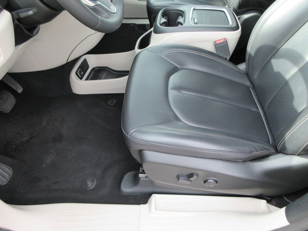 Used 2023 Chrysler Pacifica Touring-L image 19