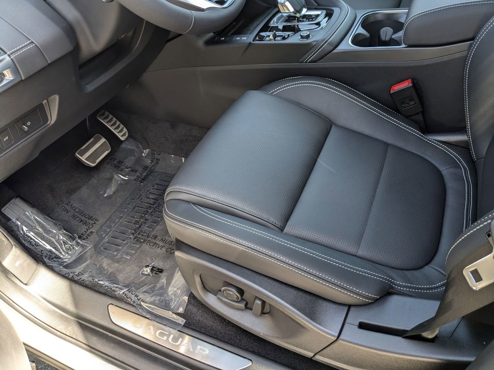 Used 2024 Jaguar E-PACE R-Dynamic SE image 4