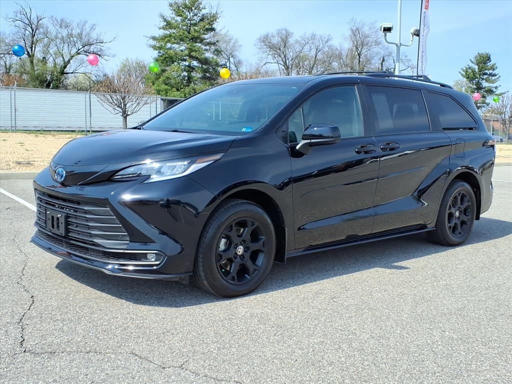 Used 2025 Toyota Sienna XLE Woodland Edition image 8