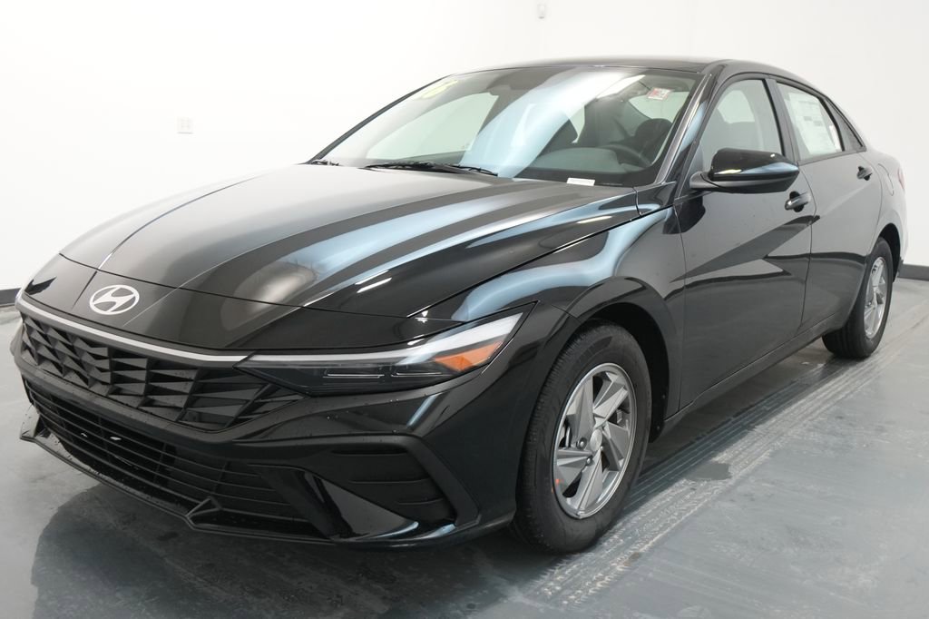 New 2026 Hyundai Elantra SE w/ Cargo Package image 3