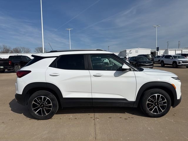 Used 2024 Chevrolet TrailBlazer LT w/ LT Cold Weather Package image 2