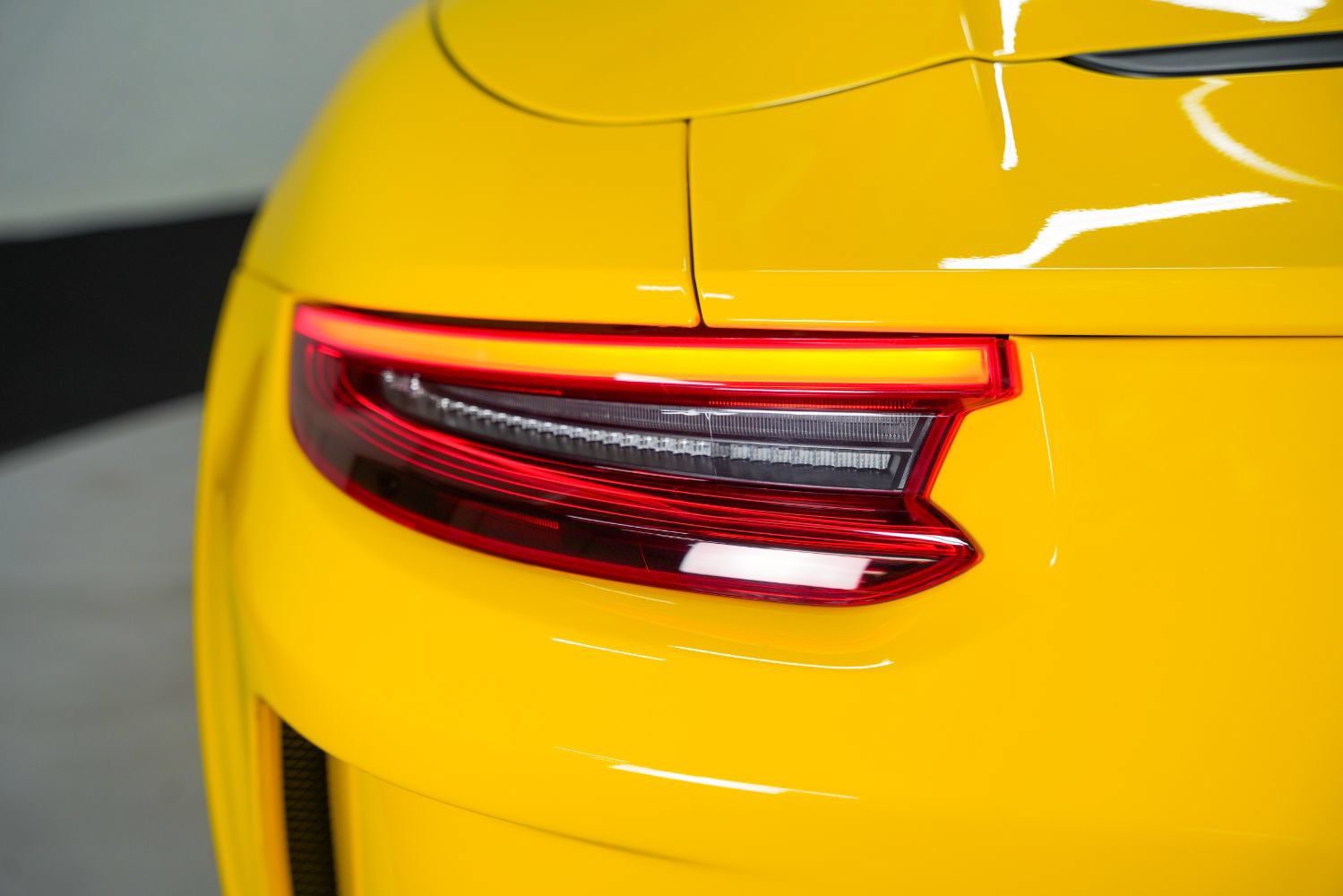 Used 2019 Porsche 911 Speedster RWD image 23