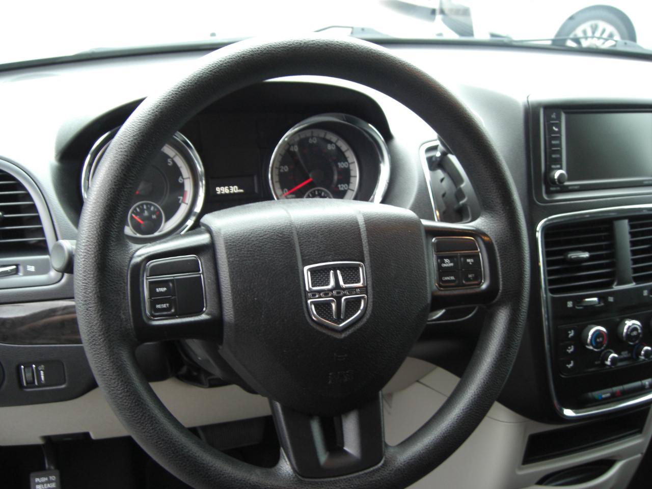Used 2019 Dodge Grand Caravan SE FWD image 7