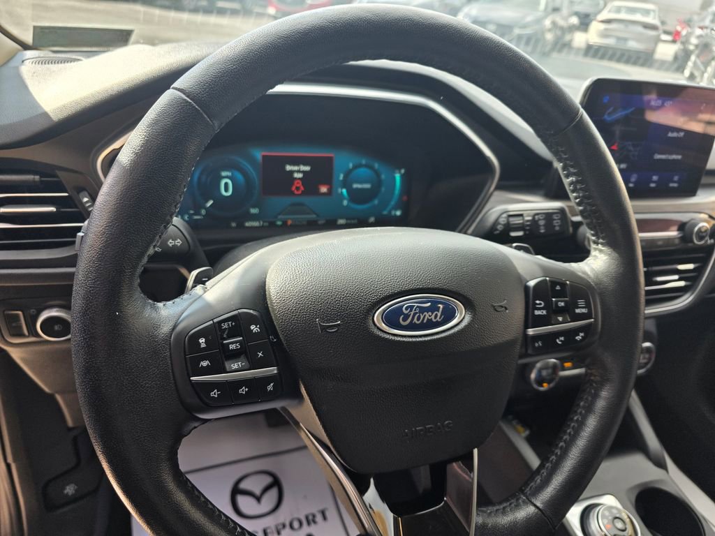 Used 2020 Ford Escape Titanium image 14