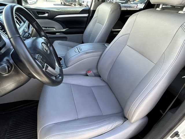 Used 2017 Toyota Highlander XLE AWD/4WD image 18