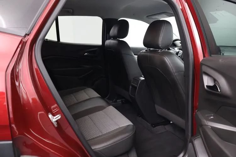 Used 2025 Chevrolet Trax LT FWD image 18