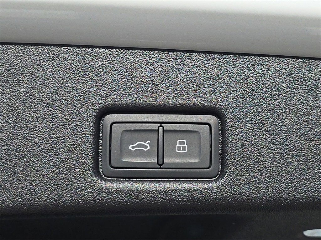 New 2025 Audi SQ5 Prestige image 13