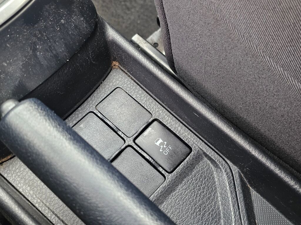 Used 2015 Toyota Yaris L image 32