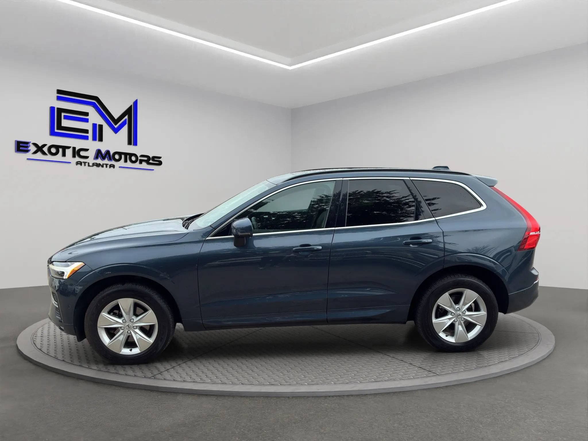 Used 2022 Volvo XC60 B5 Momentum AWD/4WD image 2
