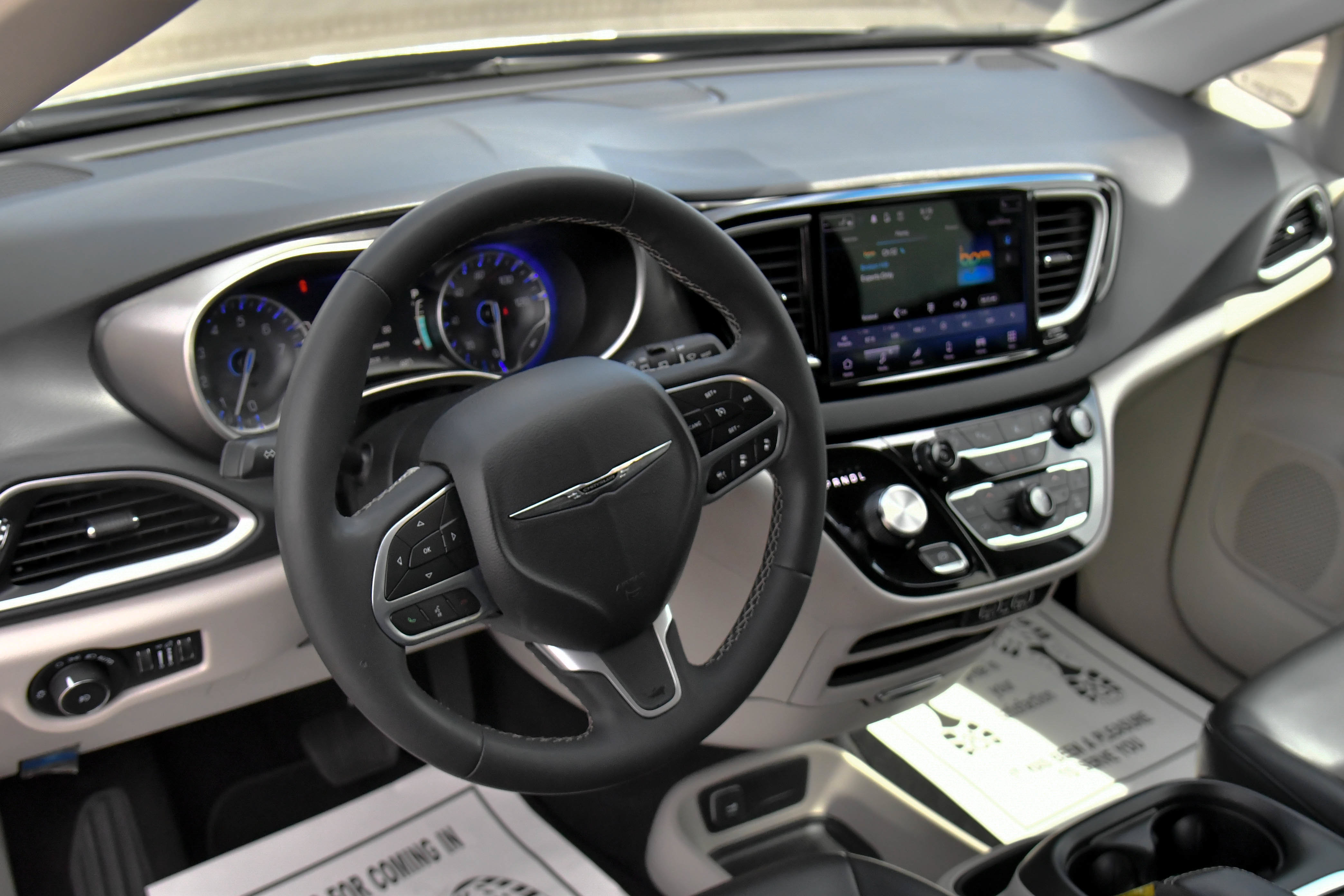 Used 2023 Chrysler Pacifica Touring-L FWD image 16