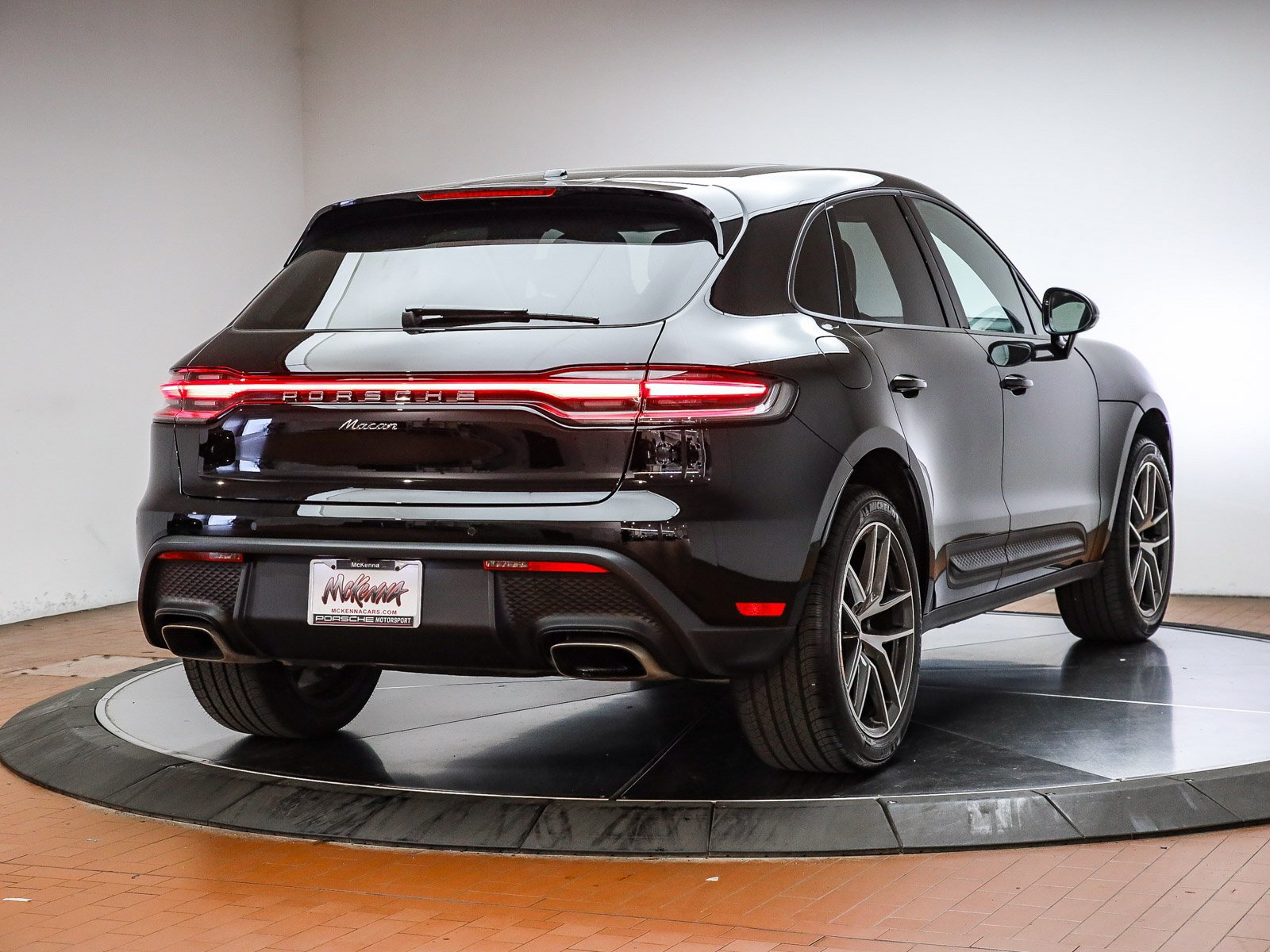 Certified 2025 Porsche Macan AWD/4WD image 6