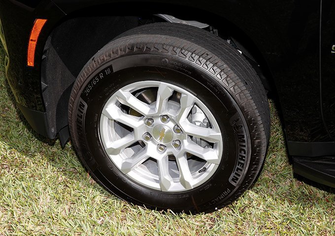 Used 2025 Chevrolet Suburban LS RWD image 24