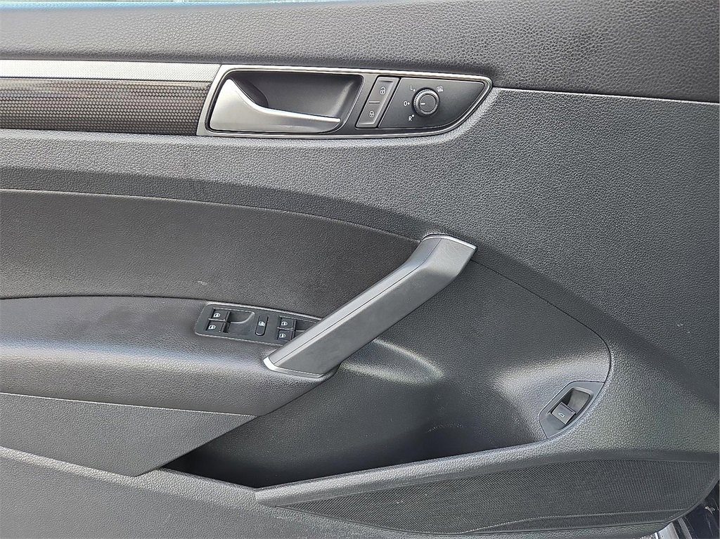 Used 2019 Volkswagen Passat 2.0T SE R-Line image 13