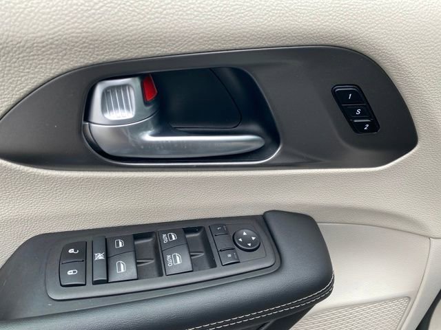 Used 2024 Chrysler Pacifica Touring-L image 14