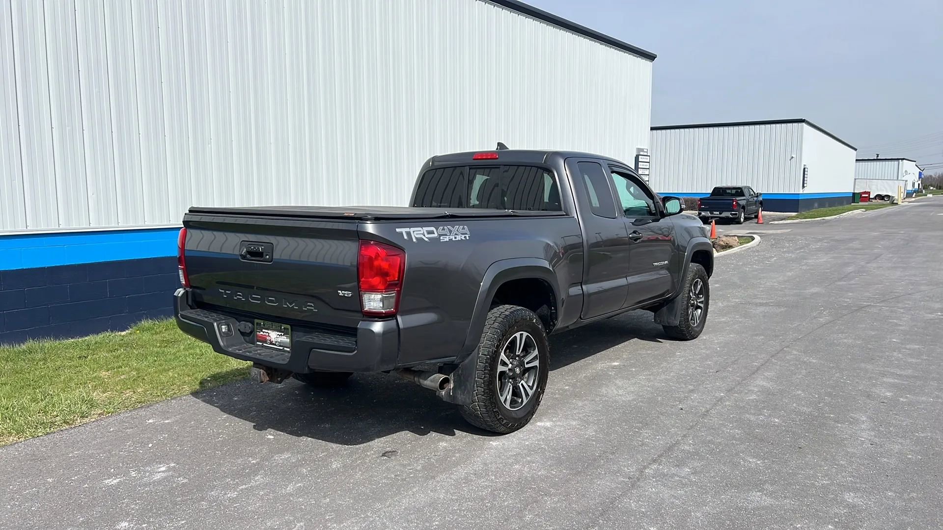 Used 2017 Toyota Tacoma TRD Sport w/ Tow Package (A/T) image 5