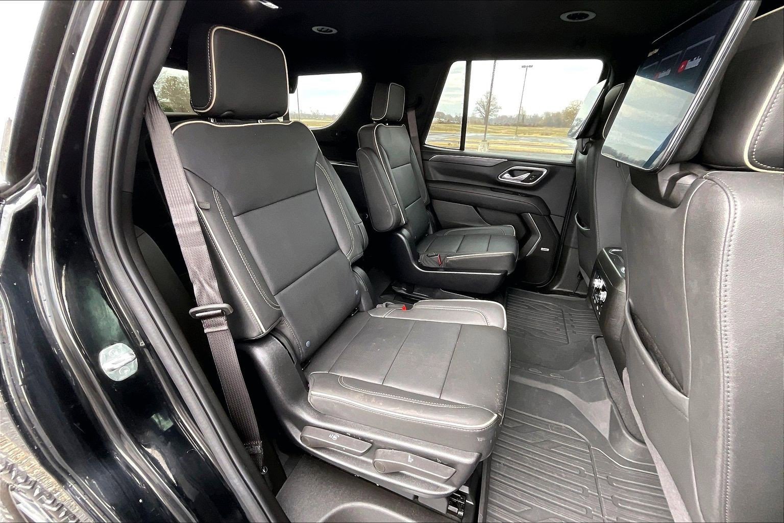 Used 2024 GMC Yukon SLT w/ SLT Luxury Package image 16