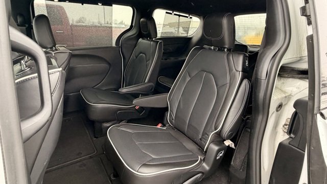 Used 2023 Chrysler Pacifica Limited w/ Uconnect Theater Family Group image 11