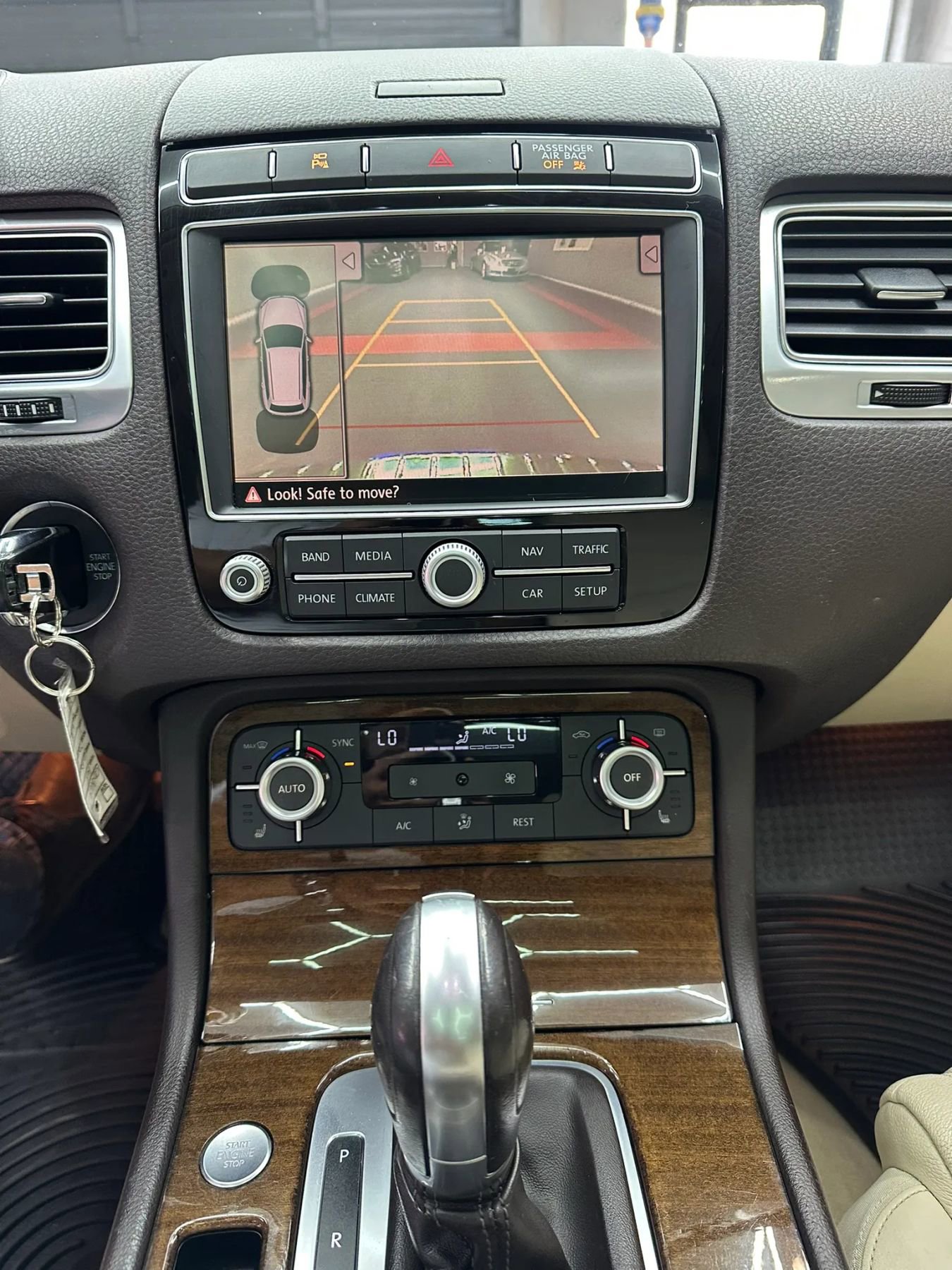 Used 2015 Volkswagen Touareg VR6 image 17