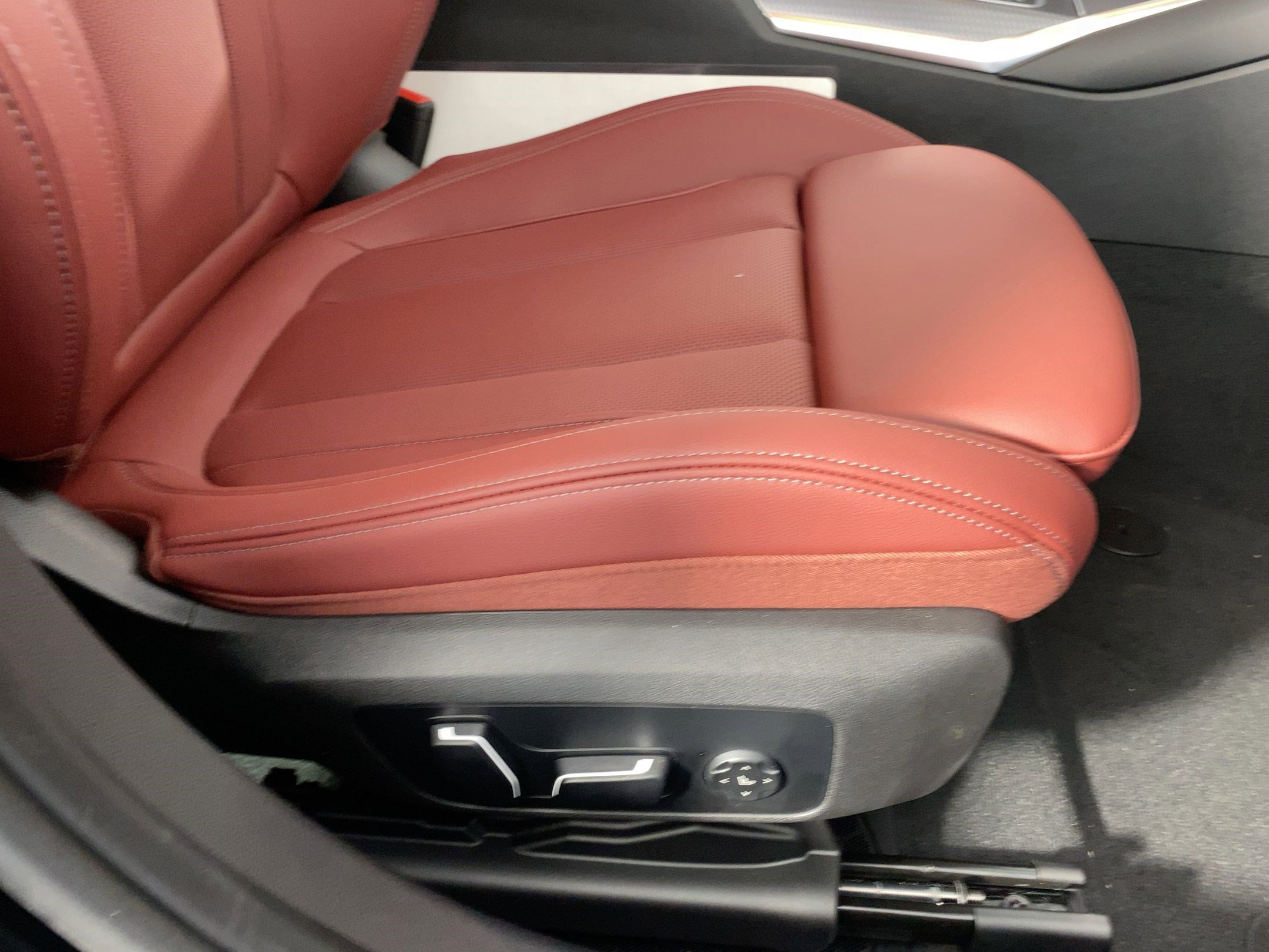 Used 2026 BMW 330i Sedan w/ M Sport Package image 31