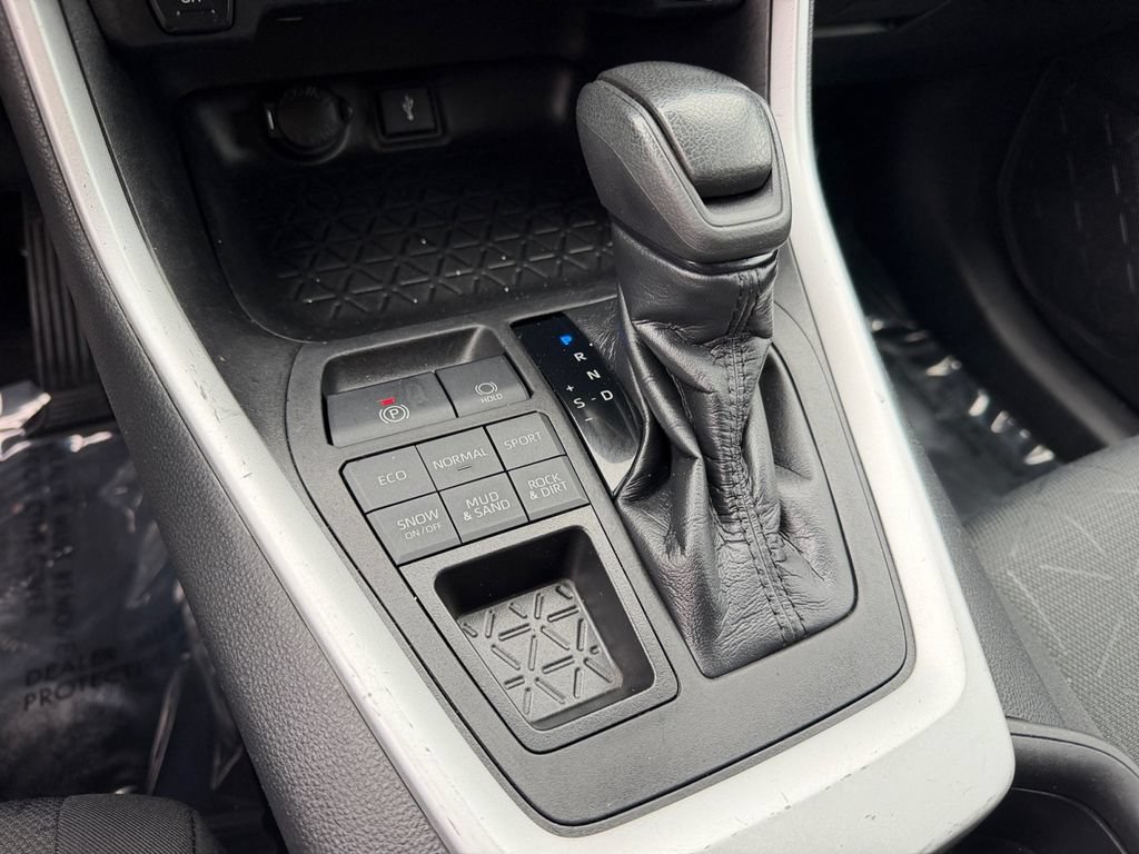 Used 2021 Toyota RAV4 XLE AWD/4WD image 25