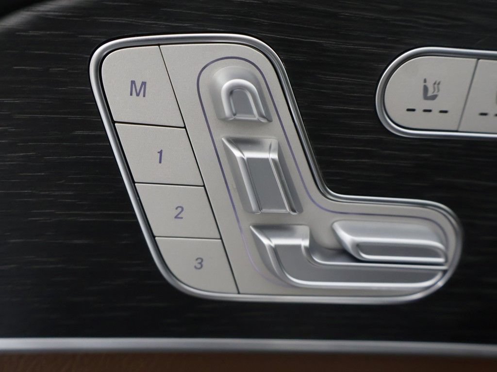 Used 2024 Mercedes-Benz GLS 450 4MATIC w/ AMG Line Exterior image 41