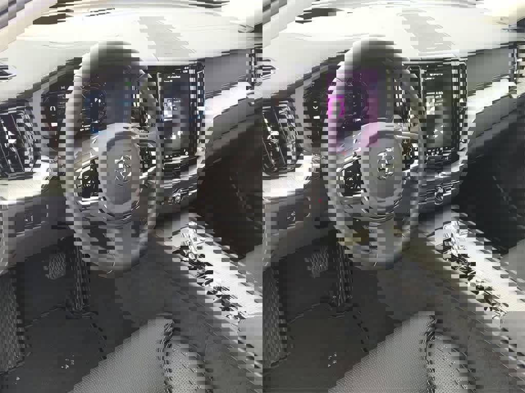 Used 2025 Volvo XC60 B5 Ultra image 2