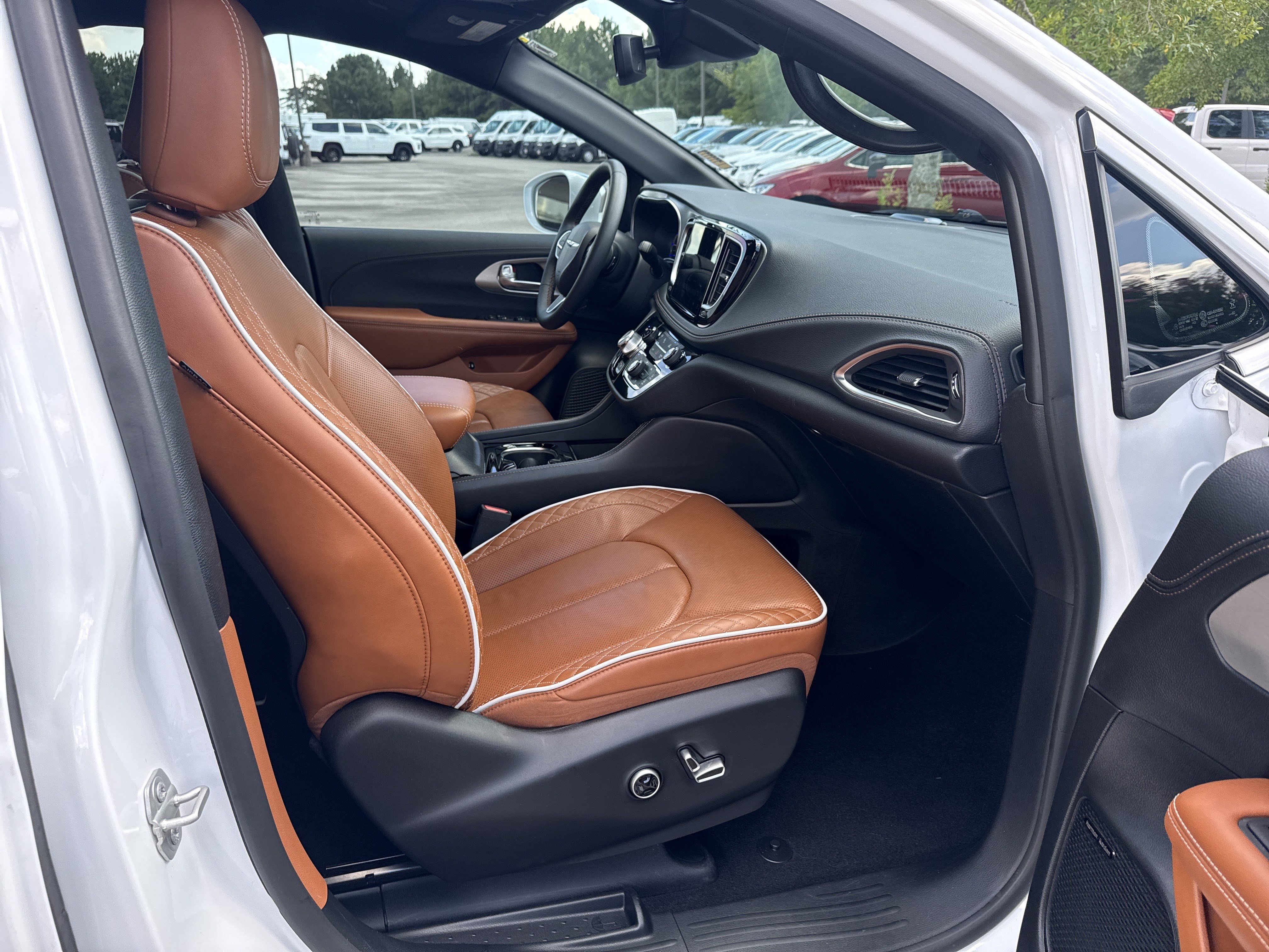 Used 2024 Chrysler Pacifica Pinnacle FWD image 13