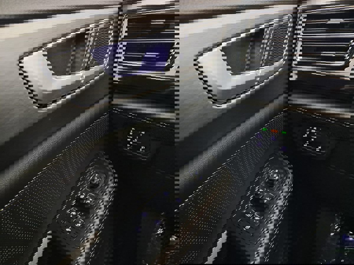 Used 2025 Volkswagen Atlas Cross Sport SE image 17