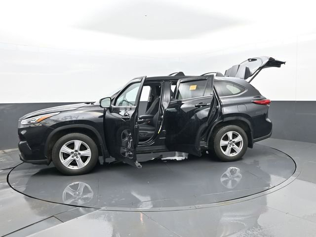 Used 2020 Toyota Highlander LE image 32