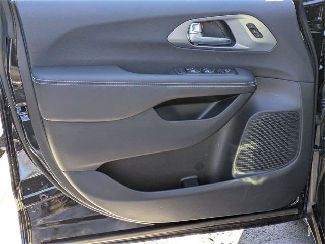 Certified 2026 Chrysler Pacifica Select image 12